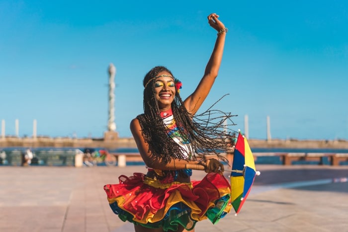 Bailarina afro sosteniendo un paraguas Frevo en Marco Zero - Foto de stock Pernambuco