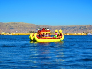 Barcos de transporte en los uros, el pueblo flotante del titicaca