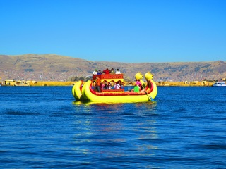 Barcos de transporte en los uros, el pueblo flotante del titicaca